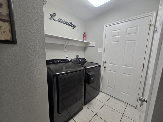 Building Photo - 9819 Sweetwind Dr