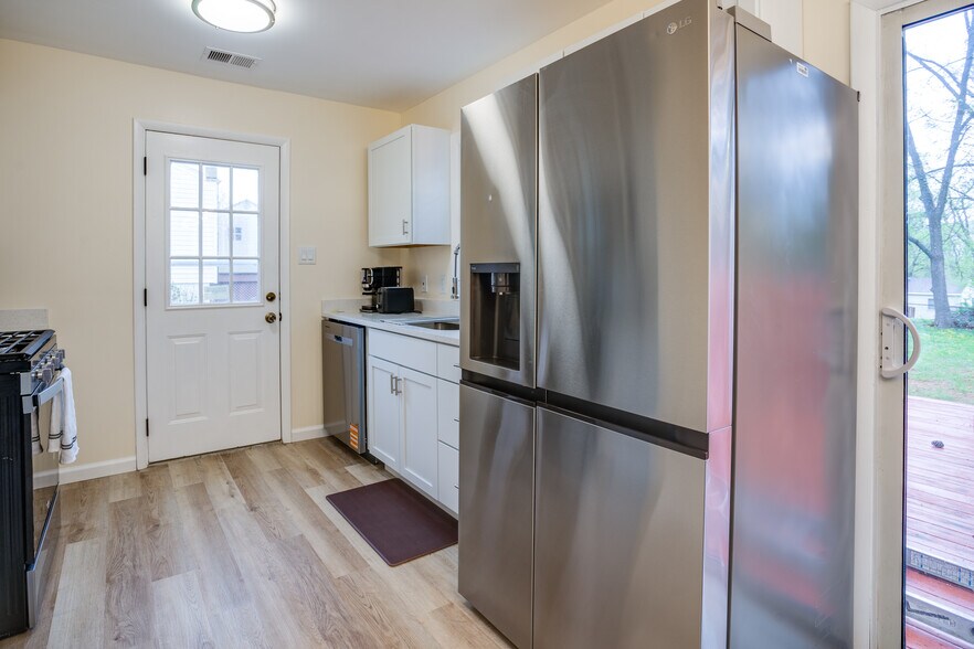 Building Photo - 14220 Fallbrook Ln