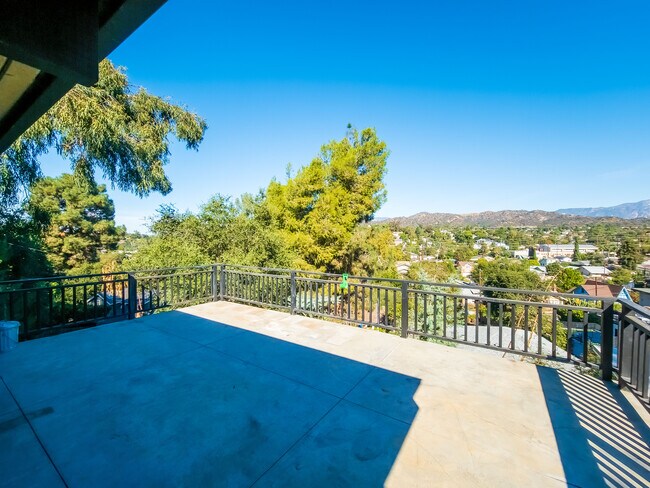 Building Photo - 1404 Oak Grove Dr