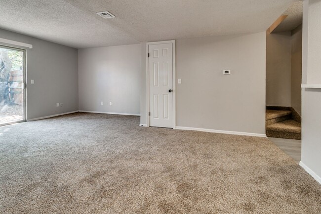 Building Photo - Newly Renovated 2bed 2 bath !Townhome