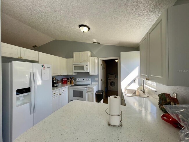 Building Photo - 825 Charles Ave