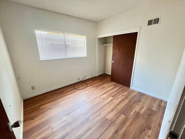 Building Photo - Charming 2-bedroom, 1-bath duplex with a yard