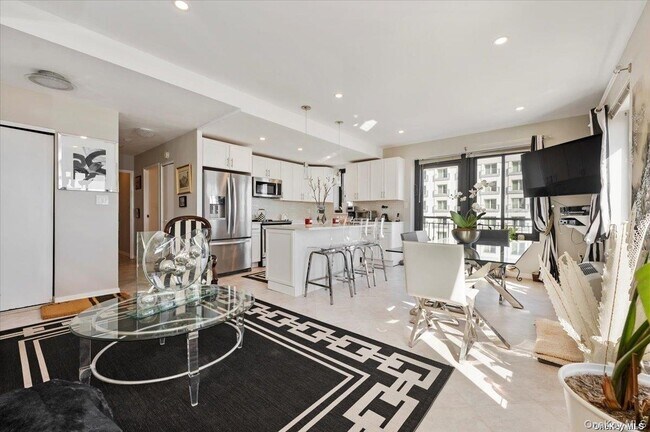 Building Photo - 100 W Broadway