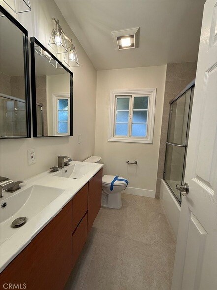 Building Photo - 9123 Woodley Ave