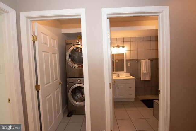 Building Photo - 2025 Parrish St