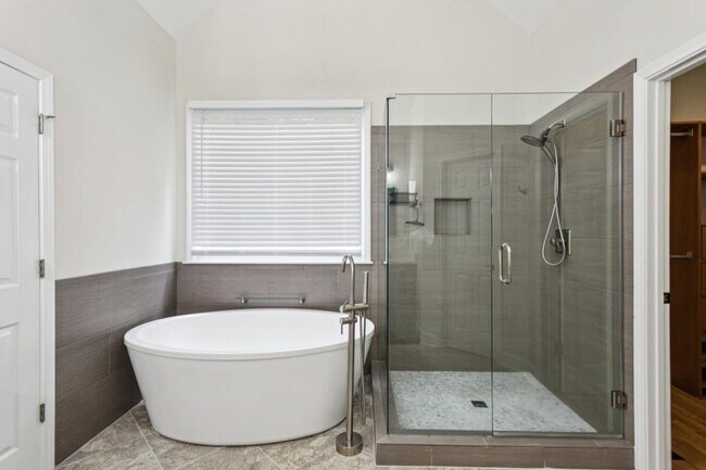 Building Photo - 5032 Hickory Hills Dr