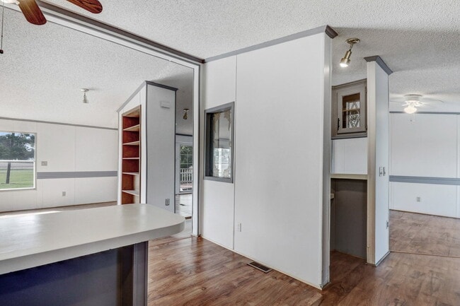 Building Photo - *SPACIOUS HOME IN PIKEVILLE SCHOOL DISTRICT*