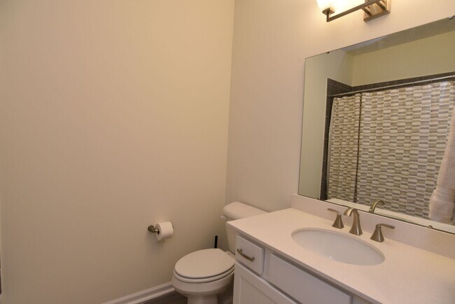 Building Photo - Charming Town Home Available