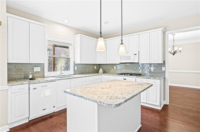 Building Photo - 3010 Lakeside Ct
