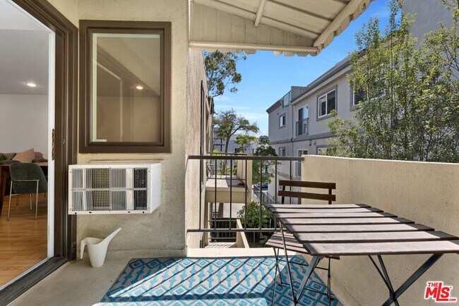 Building Photo - 11789 Montana Ave