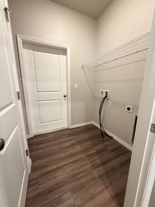 Building Photo - 3 bedrooms and 2 baths! FRESHLY RENOVATED!