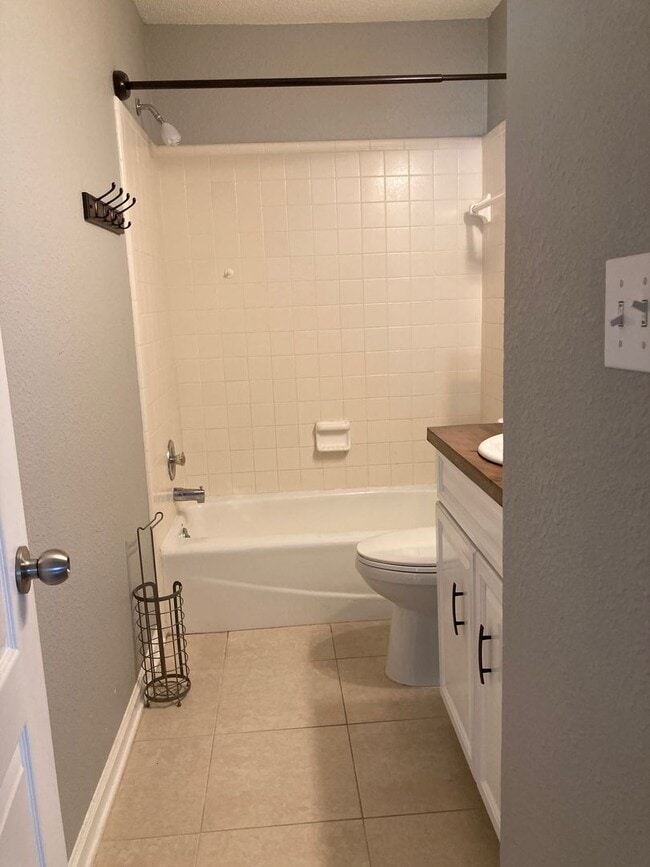 Building Photo - 3 bed 2 bath house, 1-car garage and fenced-in yard! Available May 15