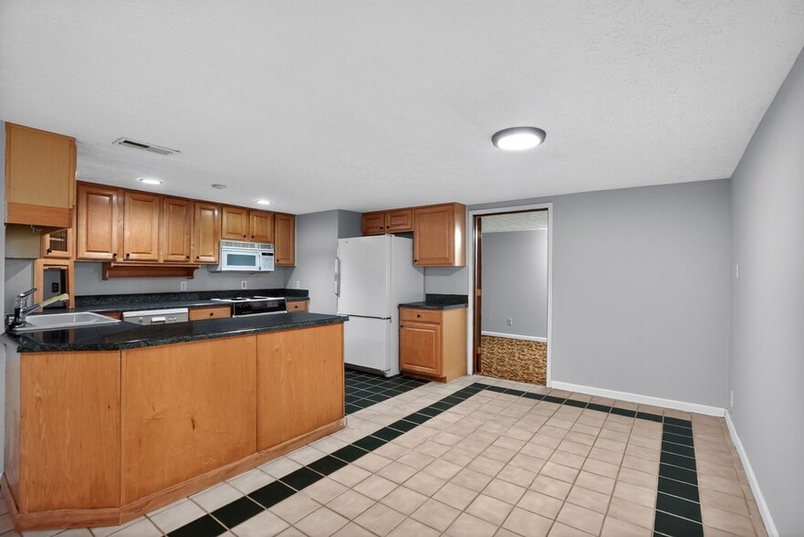 Building Photo - 194 Millbrook Farm Rd