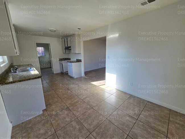 Building Photo - 3 bedroom/ 2 bathroom home