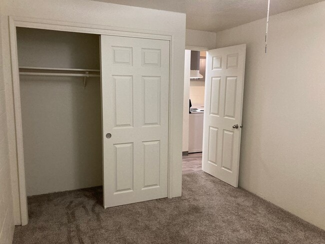 Building Photo - (CAM 3)  Very Nice Large 1 bed Apt - Close...