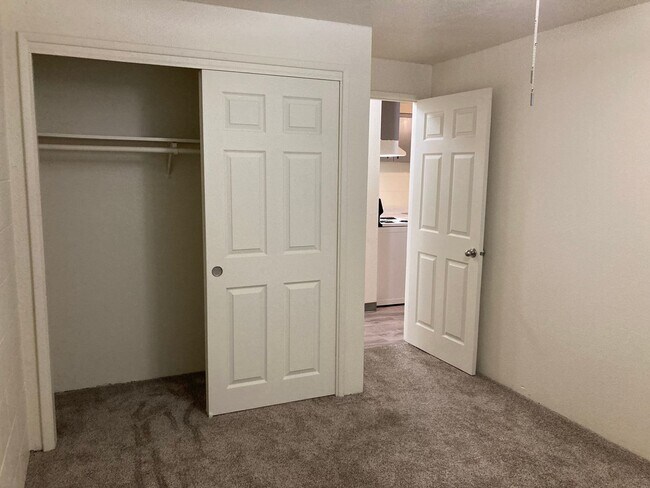 Building Photo - (CAM 3)  Very Nice Large 1 bed Apt - Close to U of O