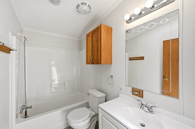 Building Photo - $2,595.95, 5 bed, 3.5 bath with a fenced back yard