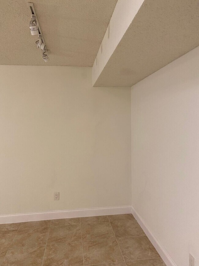 Building Photo - Lush Tropical Condo in North Naples