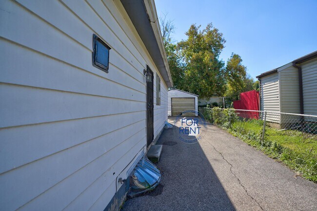 Building Photo - 3717 Larchmont St