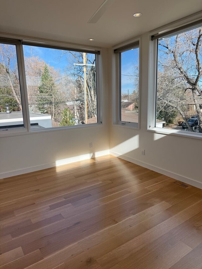 Building Photo - Silver Maple Stunning