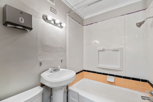 Building Photo - Bed 2 Bath In Quiet Neighborhood!