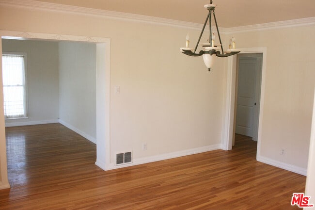Building Photo - 418 S Roxbury Dr