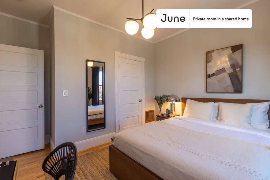 Building Photo - Private bedroom in 4 bed/2 bath Home