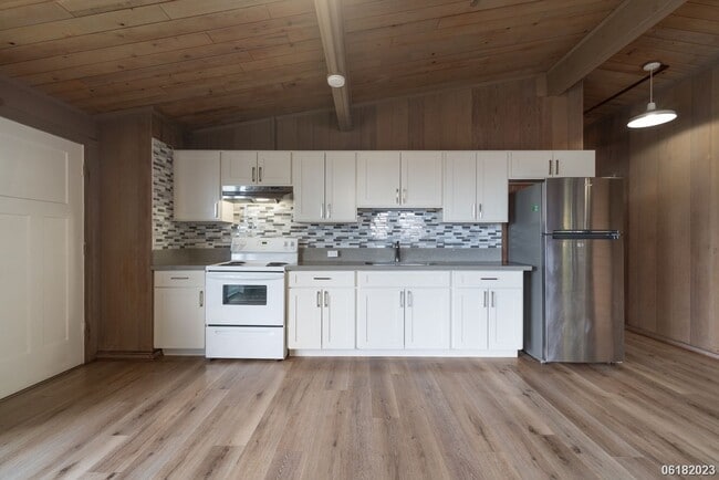 Building Photo - Fully Renovated 3BR/2BA/2Car Garage in Pea...