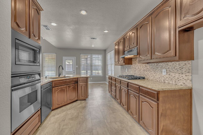 Building Photo - "Luxurious 4-Bedroom, 2.5 Bath Retreat wit...