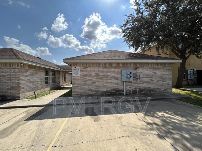 Building Photo - 901 E Daffodil Ave