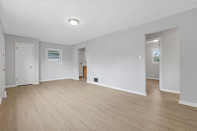 Building Photo - 307 S Wheatland Ave