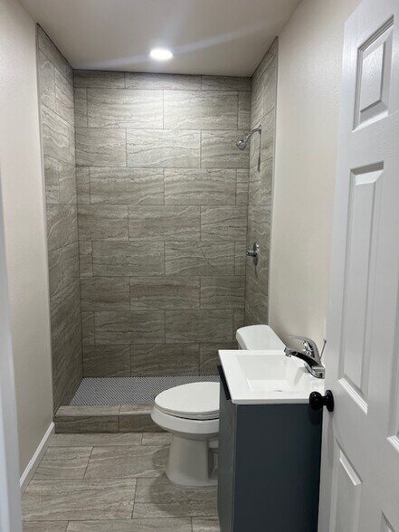 Bathroom - 1220 W 16th Ave