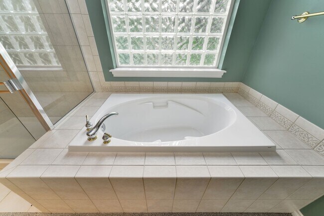 Building Photo - Nice 5 Bed / 2.5 bath house for rent in Kenmore.
