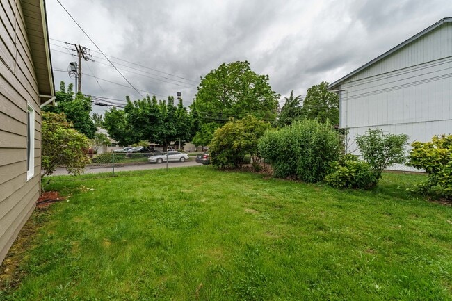 Building Photo - 2 Bedroom 1 Bath SIngle Family Home With L...