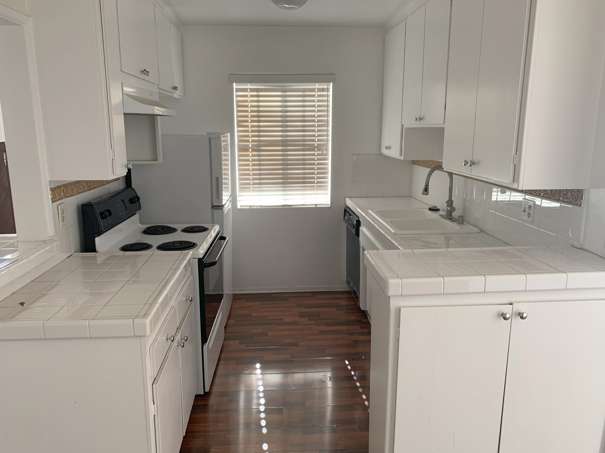 Kitchen - 1055 S Holt Ave