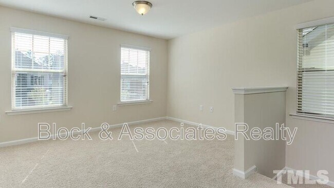 Building Photo - 213 Begen St
