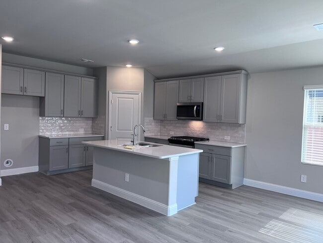 Building Photo - 601 Huntley Dr
