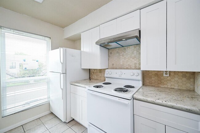 Building Photo - 3900 Woodchase Dr