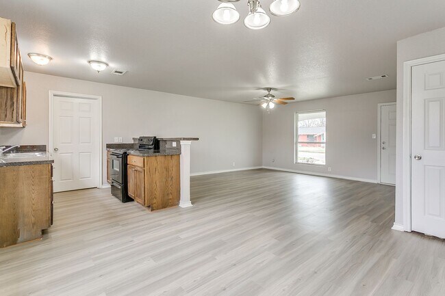 Building Photo - 712 SW Sunset Ln