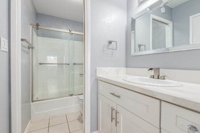 Building Photo - Remodeled 2 bedroom unit just minutes from...