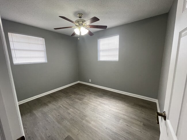 Building Photo - 338 W Bay Ave