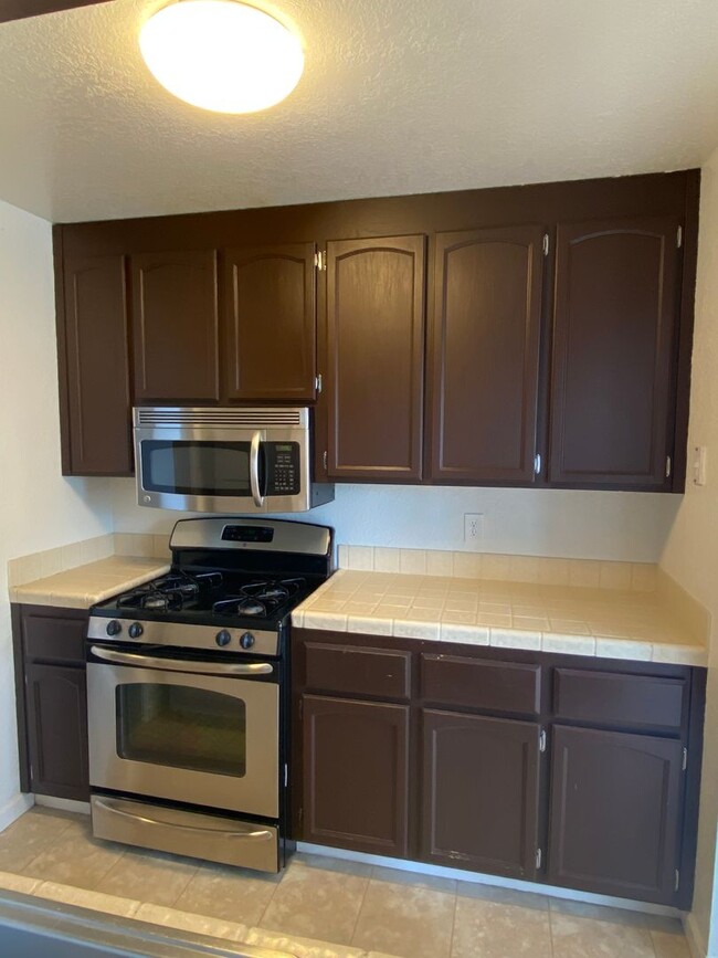 Building Photo - SHARON CREEK CONDOS! Upper level, 2bed/2 b...