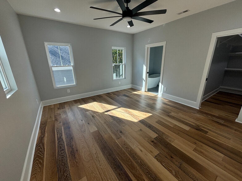 Building Photo - Room in House on Booker Ave