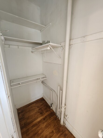 bed 3 closet - 3556 W Medill Ave