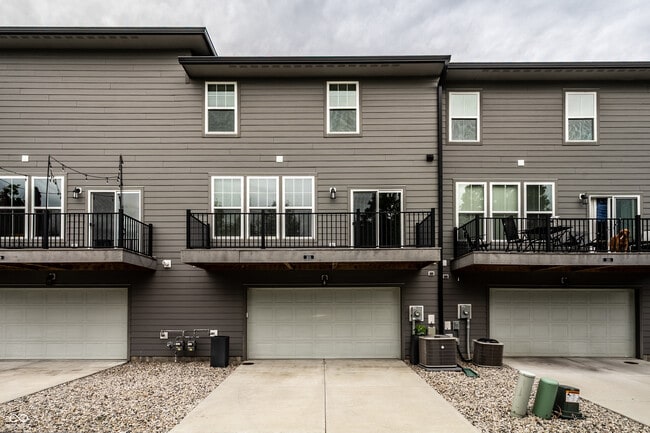 Building Photo - 305 Fairfax Way