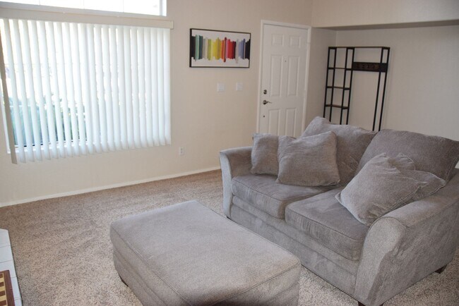 Building Photo - 8765 Country Pines Ave