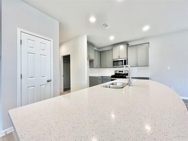 Building Photo - 3200 College Park Dr