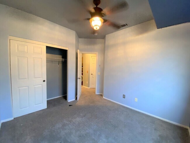 Building Photo - Oceanside stunner - 3 bedroom townhome available now!