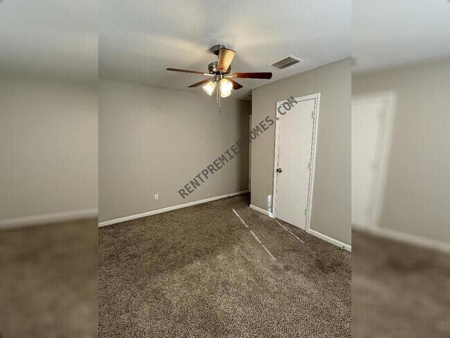 Building Photo - 4 Park Dr