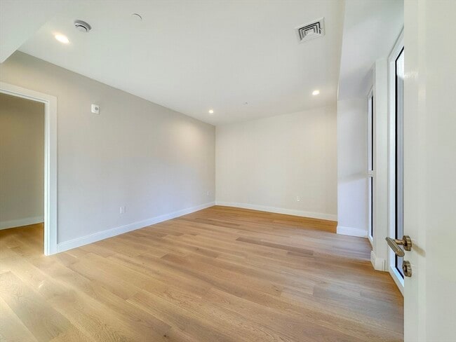 Building Photo - 144 Worcester St